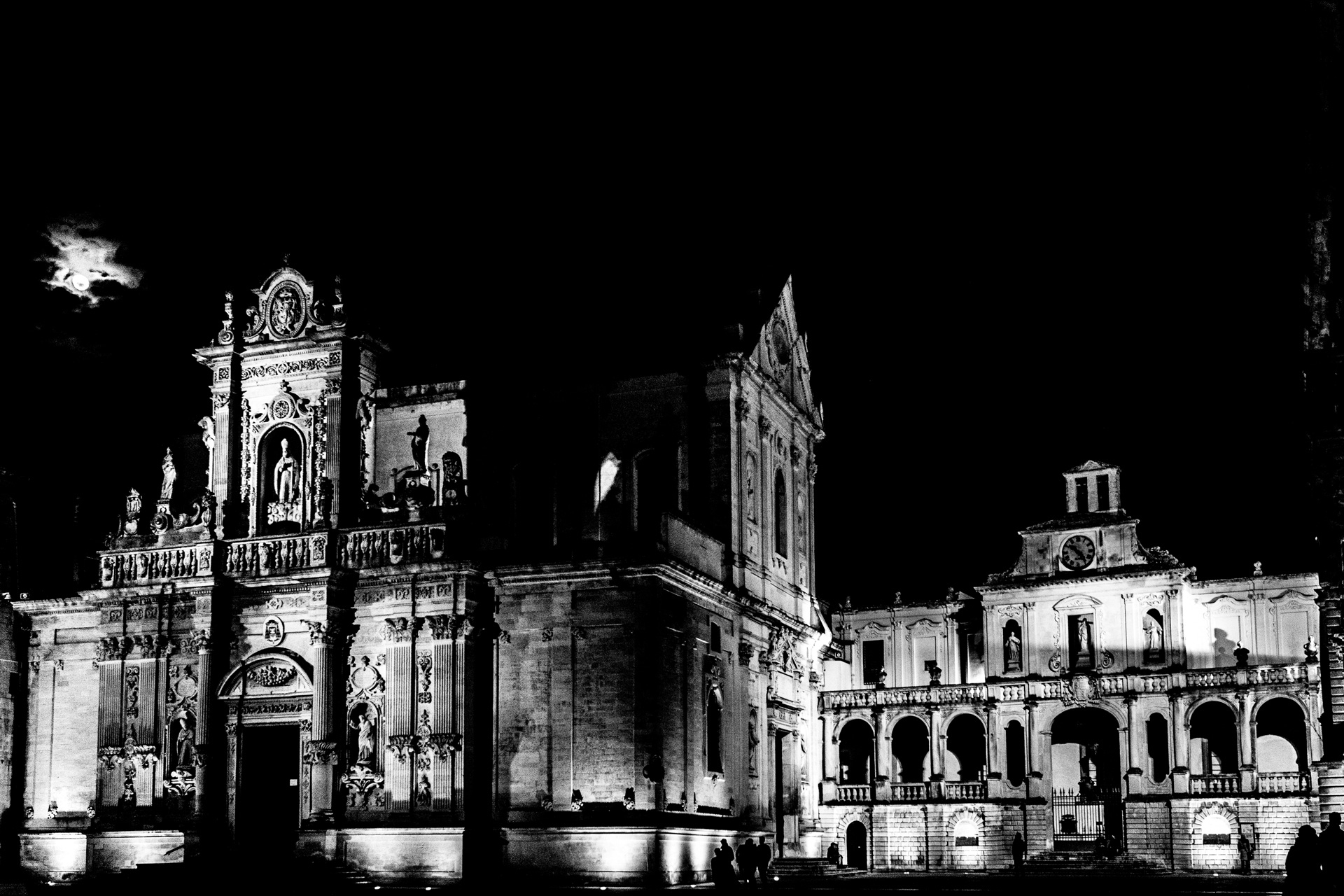 Piazza del Duomo a Lecce in bianco e nero