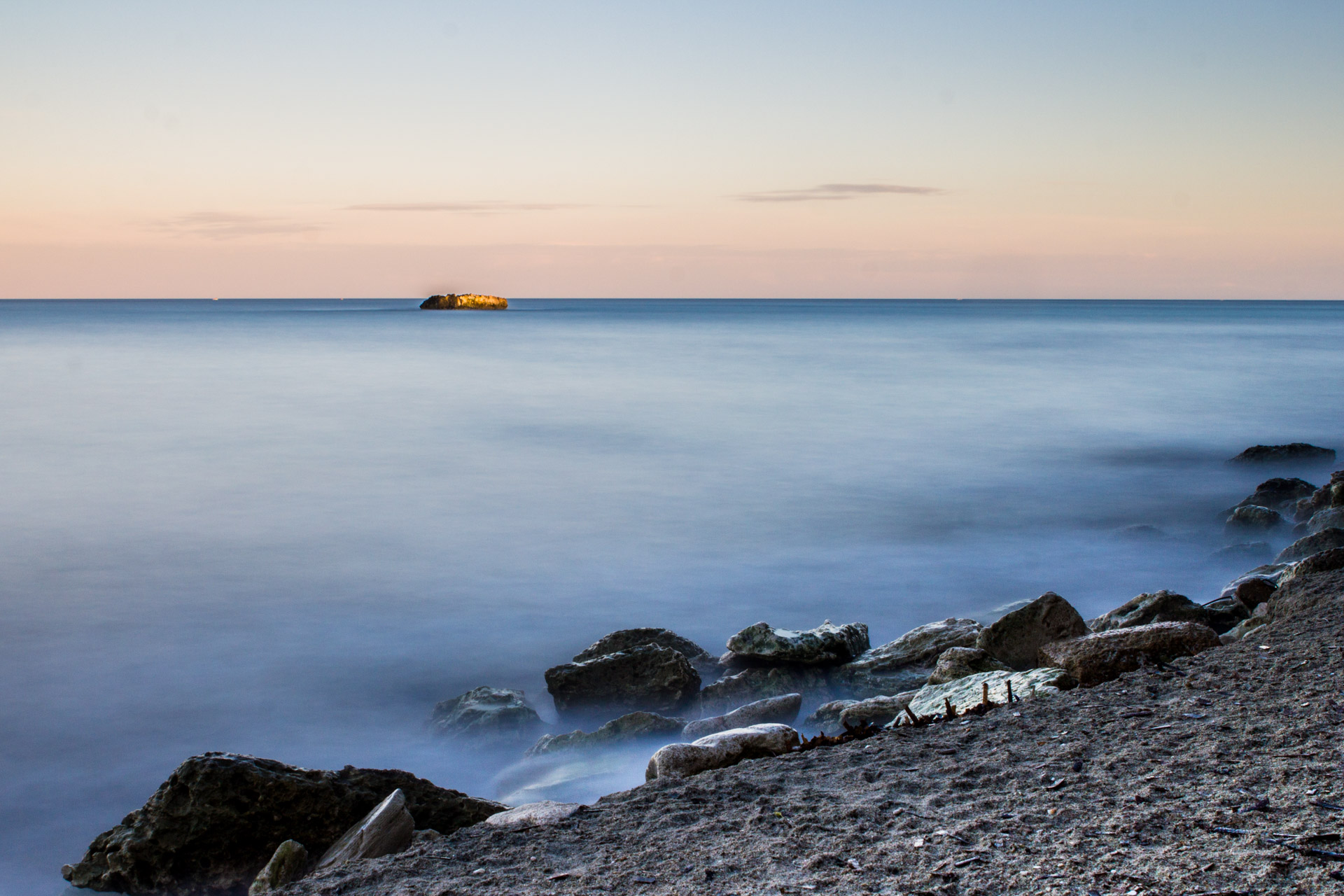 Il mare d'inverno al tramonto fotografato con la lunga esposizione