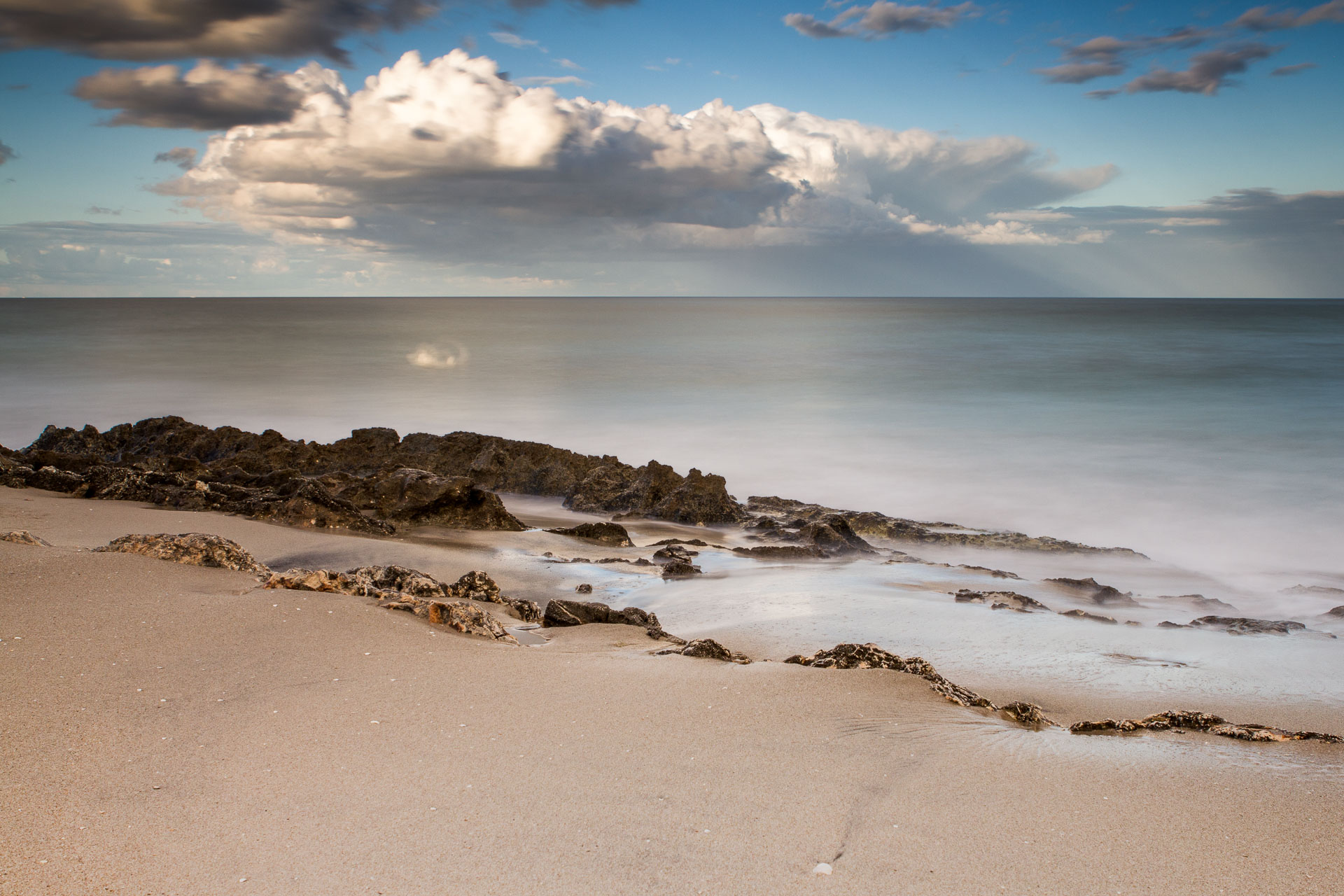 daniele-mercadante-long-exposure-seascape-spiaggia-nuvole